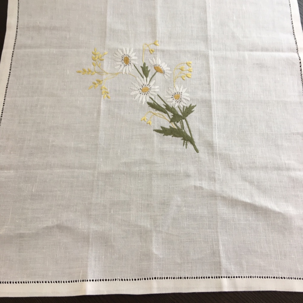 Tablecloth Plus a table topper - Picture 2 of 6